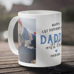 Happy First Father's Dayフォトコーヒーマグ コーヒーマグカップ<br><div class="desc">可愛いモダンことわざ"happy 1st父の日のパパ"をフィーチャーした新しい父の写真マグ、子供の2枚の写真、青いハートと彼らの名前。</div>