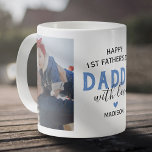 Happy First Father's Dayフォトコーヒーマグ コーヒーマグカップ<br><div class="desc">新し祝い父の写真マグと初めて父親の父親の旅の旅モダン。「1st fappy 1st father's day daddy」という心のこもったフレーズで印刷され、また、2つの愛らしい子供の写真が表示され、青いハートの型枠の愛のシンボルと彼らの名前であなたのパーソナライズ。このマグカップを新しい父のために彼の最初の父の日を忘れ得ないようにする。</div>