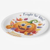 Happy Halloween Jack-O-Lantern On Pile Of Leaves ペーパープレート (アングル)