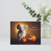  Happy Halloween. Kleine niedliche Maus mit Kürbis ポストカード (スタンド正面)