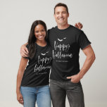 Happy Halloween White Brush Lettering Tシャツ<br><div class="desc">Get into the spooky spirit with this Halloween t-shirt featuring “Happy Halloween” in bold white brush lettering. The clean, hand-lettered script gives it a modern and festive look that's perfect for October events. Whether you're attending a party, handing out candy, or heading to the pumpkin patch, this shirt adds just...</div>
