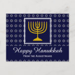 HAPPY HANUKKAHスター・オブ・デイビッドパーソナライズされた（ユダヤ教）メノラー シーズンポストカード<br><div class="desc">ハヌカスタイリッシューへのあいさつ祝き葉書。ダビデの銀星と白いタイポグラフィとダークブルーの背景。フロントとリバースあいさつ文のプレースホルダ文字はカスタマイズ可能なので、名前を追加してメッセージを変更できる。一部のフェスティバルSTARSコレクションbyベリアンデザイン。</div>