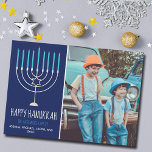 Happy Hanukkahモダンファミリーフォトカード<br><div class="desc">この可愛いトレンディーハッピーハヌカーのカードは、白いタイポグラフィと青い背景に美しい（ユダヤ教）メノラーを備えている。この美しいユダヤ人の写真のホリデーカードはあなたの家族の名前の横にあなたの自分の写真を特色にする。</div>