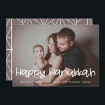 Happy Hanukkah家族写真 シーズンカード<br><div class="desc">このモダンフォトカードコレクションのタイポグラフィ。家族カスタマイズの写真と一緒に。また、フォントや幾何学的な背景の色を好みに合わせて簡単に変更できる。</div>