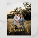 Happy Hanukkah手描き葉の雪写真 箔シーズンカード<br><div class="desc">まスタイリッシュパーソナライズされたたエレガント、手で描いた松のとベリーがアクセントを加えた手書きスタイルのタイプで写真をフィーチャー。背面にはフェスティバル雪の模様。</div>