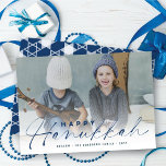 Happy Hanukkah手書きモダンスクリプトフォトホール シーズンカード<br><div class="desc">白いグラデーショシンプルンのフォトオーバーレイの下にあるトレンディーのダークネイビーブルーの手書き文字のスクリプトでフルブリード写真と「ハッピーハヌカー」の挨拶を含むと休日のカード。カードの背面には、ニュートラルなトープの背景にダビデの白いパターンの幾何学的な星が埋まっている。設計/オリジナルのアートワークby fat*fa*tin.簡単独自の文字メッセージ、名前、年、写真、画像でパーソナライズする。編集デザインのページで編集できる機能の詳細については、 www.zazzle.com/fat_fa_tin www.zazzle.com/color_therapy www.zazzle.com/fatfatin_blue_knot www.zazzle.com/fatfatin_red_knot www.zazzle.com/fatfatin_mini_me www.zazzle.com/fatfatin_box www.zazzle.com/fatfatin_design www.zazzle.com/fatfatin_ink</div>