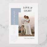 Happy Hanukkah モダン Love Light Photo 箔シーズンカード<br><div class="desc">このハッピーハお気に入りのヌカーのカードに写真を追加。すべての文字フィールドは編集可能。挨拶モダンの付いたはっきりしたデザイン。あなたの家族の姓と逆の上カスタマイズの個人のメッセージでパーソナライズ。愛モダンを持つ友人や家族のデザイン。</div>