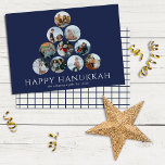 Happy Hanukkah 10写真ネイビーブルーホワイト<br><div class="desc">家族の写真を一つ二つ選お気に入りのべないの？8.75インチx 6.5インチフラットハヌカーのグリーティングカードには、写真10枚、家族お気に入りの名、年のプレースホルダが付いている。写真はネイビーブルーの丸い形縁どだ。あいさつ、ハッピーハヌカーは白い。</div>