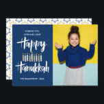 Happy Hanukkah Candle Blue Holidays写真 招待状<br><div class="desc">フェスティバルHanukkah休日の写真グリーティングカード最高のは、あなたのポートレート写真と"happy hanukkah"ハンドレタースタイルブラシタイポグラフィとブルースと黄色の色合いのロウソクを含む。名前と年カスタムで文字をカスタマイズする。カードは、調整された青い背景の星のパターンに逆に。</div>