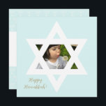 Happy Hanukkah Cute Blue One写真 カード<br><div class="desc">薄エレガントい青の背景。写真を使用してお気に入りのパーソナライズカスタマイズし、個人メッセージとサインオフを使用してパーソナライズ。</div>