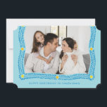 Happy Hanukkah Frame of Light Photo Holiday Card シーズンカード<br><div class="desc">月桂樹のリースと光の抽象芸術ポイントのクラシックハヌカーのカードのためにあなたの写真をフレーム。このフラ忘れットカードを自分の名前でパーソナライズしたり、逆に個人メッセージを表示したりしてはいけない。</div>