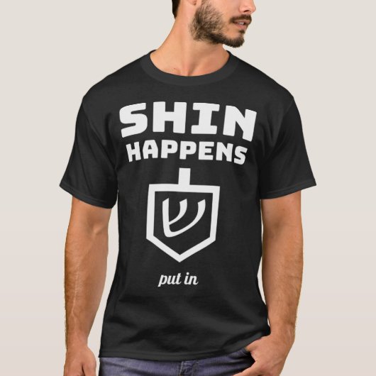 Happy Hanukkah Shin Happens Tシャツ (正面)