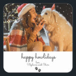 Happy Howlidays Christmas ミニマル Petステッカー スクエアシール<br><div class="desc">このカスタマイズ可能な'Happy Howlidays'ステッカーで、あなたの休日の贈り物をより多くの手を作りなさい!犬と人間の間の楽しい瞬間のフェスティバルのイメージをフィーチャーし、このシールは休日のラッピングに暖かいパーソナルtouchを追加する。イメージとメッセージをカスタマイズして、独自のイメージを作成。封筒やパッケージを封飾じ、任意の表面に休日の応援を追加するのに最適。ステファニーとチェースがデザインしたこのステッカーは、すべての用途で休日の魔法を広げる。</div>