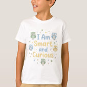 Happy Kids Learning Affirmation Smart Curious Tシャツ (正面)