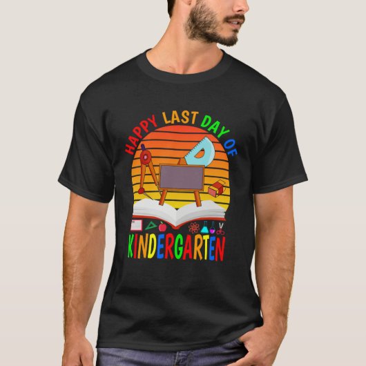 Happy Last Day Of Kindergarten 2023  Teachers Stud Tシャツ (正面)