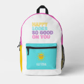 Happy Looks So Good On You Backpack プリントバックパック (正面)