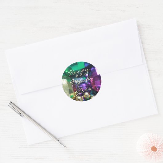 Happy Mardi Gras Beadsステッカーを投げカスタマイズる ラウンドシール (封筒)