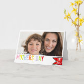 Happy Mothersデイフォトカードカラフルタイポグラフィ カード (黄色い花)