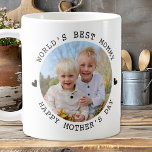 Happy Mother's Dayカスタム2 Photo Cute Mommy コーヒーマグカップ<br><div class="desc">母祝の日のマグとスタイルしパーソナライズされたた母の日。かわいモダンいマグカップは、母親に自分の言いたいことだけを伝える理想的な方法だ。2つのラウンド写真テンプレートを搭載し、大切な写真を子どもたちに加え、永遠に大切にしてくれる心のこもった記念品に仕上げている。鍵機能モダンデザイン：このマお洒落グのエレガントスタイルとはキッチンデコを補完し、あなたのママのコレクションに汎用性の高い追加を作る。可愛くて思いやりがある魅力的：そのデザインは毎朝コーヒーや紅茶の一口ごとに彼女の顔にスマイルを持ってくるに違いない。パーソナライズされたTouchカスタマイズ:2つの特別な写真とマグカップ、思い出に残る瞬間をキャプチャし、あなたの家族に作ユニーク成する。耐久性と実用的：セラミック製高品質のこのマグカップは、電子レンジと食洗機の両方が安全であり、その外観を維持しながら日常使用に耐え鮮やかることを保証する。お母さんにとって理想的お母さんの愛と感謝の気持ちを思い起こさせる幼い子どもたちからの心のこもった贈り物か大人の子どもからの思いやりのあるジェスチャーかパーソナライズされたら、この母の日のマグカップは、あなたの愛と感謝の思い出として役立つ。単なるマグカップではなく、思い出と愛の容器だ。</div>