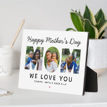 Happy Mothers Day Momカスタムフォトコラージュ フォトプラーク<br><div class="desc">この母スタイリッシュの日に母のための思い出に残る贈り物を作成！このカスタムのテーブルトップのデコの看板は、3つの家族のお気に入りの写真のコラージュを特徴としモダンて、sans serifのタイポグラフィデザインとして設計さはっきりしたれている。子の名前でカスタム文字をパーソナライズし、ホームデコアと調整するために色を調整したい黒の文字、ピンクのハートおよび白の背景を変更しまもしす違う。</div>