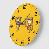 Happy Mushroom Pizza Slices ラージ壁時計 (傾斜)