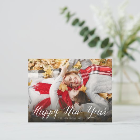 Happy New Yearシンプル Scriptのモダン写ミニマル真 シーズンポストカード (スタンド正面)