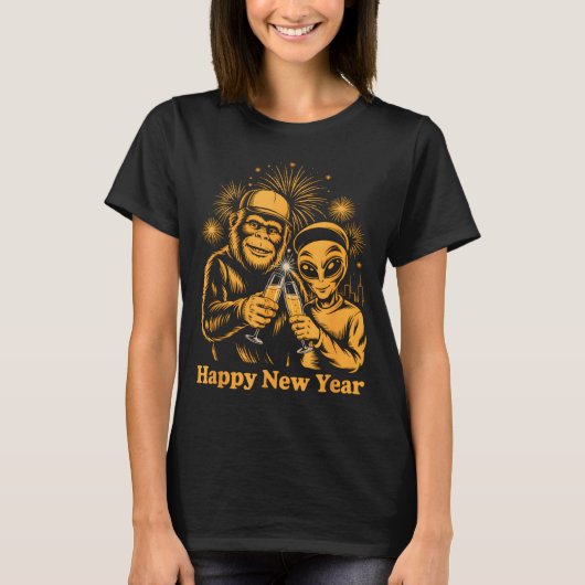 Happy New Year Bigfoot And Alien Sasquatch Firewor Tシャツ (正面)