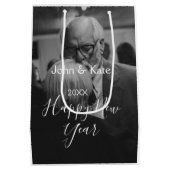 Happy new year couple photo name year black white  ミディアムペーパーバッグ (裏面)