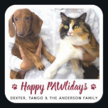 Happy PAWlidays Dog Lover Cat Pet Photo Christmas スクエアシール<br><div class="desc">この可愛いペットの写真すごいのホリパーソナライズされたティのステッカーで休日の挨拶を送る。ハッピーホリデー可愛い前足で犬や猫のプリントをシンプルデザインにモダン。犬の写真や家族の写真を犬と一緒に追加し、家族の名前やメッセージでパーソナライズする。このペットの休日のシールは陽気なクリスマスにカジュアル最適である。COPYRIGHT © 2021 Judy Burrows,  Black Dog Art - All Rights Reserved.Happy PAWlidays Dog Lover Cat Pet Photo Christmas Squareステッカー</div>