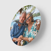 Happy Senior Couple Beach Vacation Decor ラウンド壁時計 (傾斜)