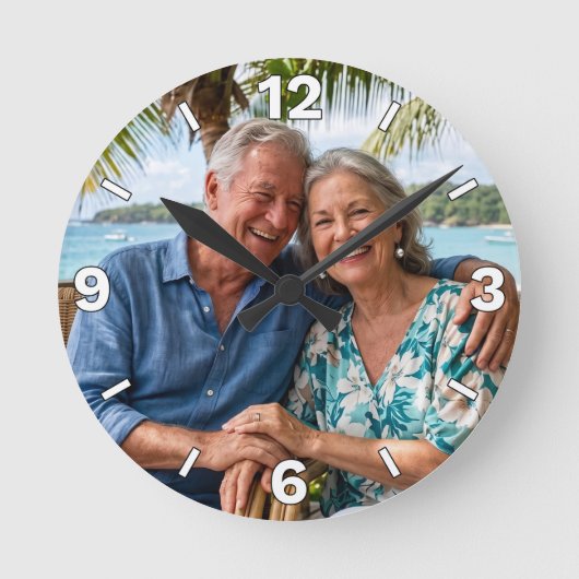 Happy Senior Couple Beach Vacation Decor ラウンド壁時計 (正面)