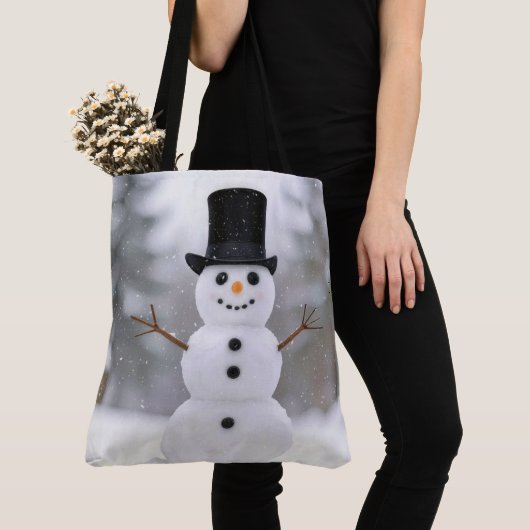 Happy Snowman Wearing a Top Hat トートバッグ (クローズアップ)