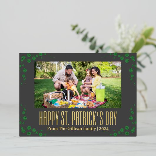 Happy St. patrickの日Shamrocks家族の写真 箔シーズンカード (立ち正面)