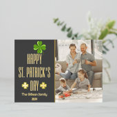 Happy St. patrickの日Shamrocks家族の写真 箔シーズンカード (立ち正面)