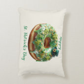 Happy St. Patrick’s Day Donut with Leprechaun Hat アクセントクッション (裏面(縦))