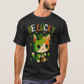 Happy St Patrick's Day Be Lucky Cat and Shamrocks Tシャツ (正面)