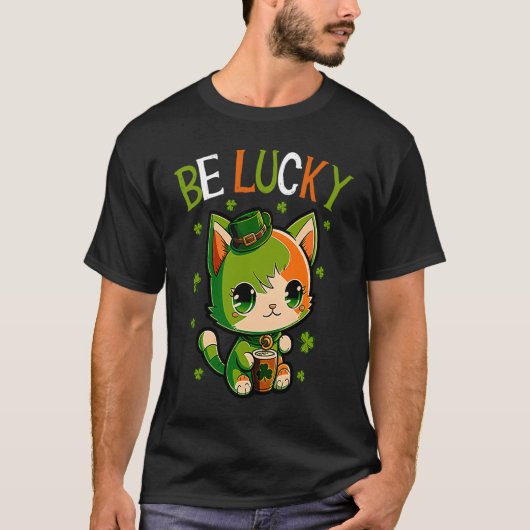 Happy St Patrick's Day Be Lucky Cat and Shamrocks Tシャツ (正面)