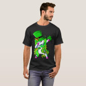 Happy St Patrick's Day Dabbing Unicorn Lucky Shamr Tシャツ (正面フル)