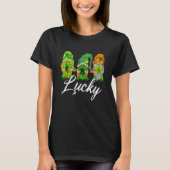 Happy St Patrick's Day Three Gnome Irish Shamrock  Tシャツ (正面)