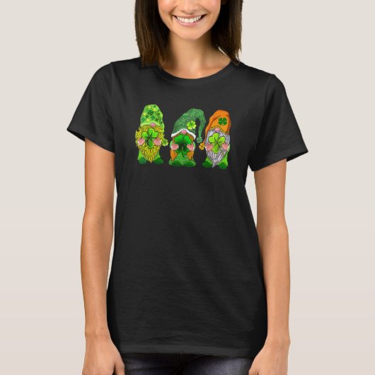 Happy St Patrick's Day Three Gnomes Shamrock Tシャツ (正面)