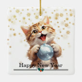 Happy Tabby Kitten with Christmas Tree Bulb セラミックオーナメント (裏面)