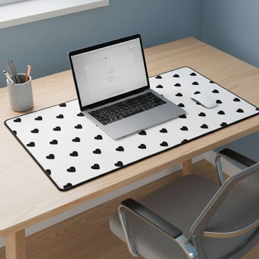 Happy Valentine’s Day Black Heart Design デスクマット