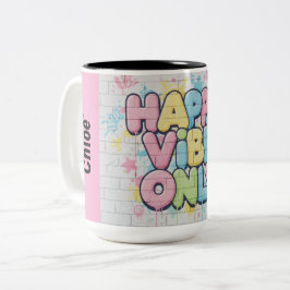 「Happy Vibe Only」とカラフルな文字が書かれたレンガ ツートーンマグカップ