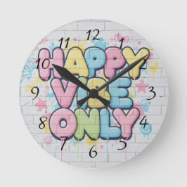 「Happy Vibe Only」とカラフルな文字が書かれたレンガ ラウンド壁時計