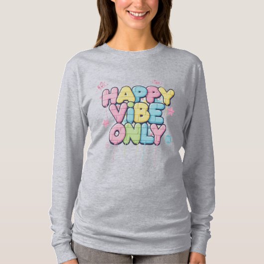 「Happy Vibe Only」とカラフルな文字が書かれたレンガ Tシャツ (正面)