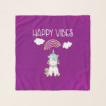 happy vibes、タイポグラフィ、white unicorn、smiling、m スカーフ<br><div class="desc">白いユニコーンの可愛いイラストレーションとシフォンスカーフのランプの上に座って笑顔と幸せそうに見える。笑顔の雲と頭上の虹。文字は言う： Happy Vibes。愛らしい隆起イメージ。ピンクがかった紫色の水色の背景。</div>