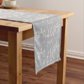Harbor Mist Gray Contemporary Swirl Table Runner ショートテーブルランナー (インサイチュ)