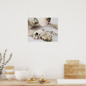 Harlequin Great Daneの子犬が母で眠る ポスター (キッチン)