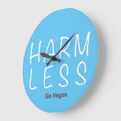Harm Less – 移動ビーガン(ライトバージョン) ラージ壁時計 (傾斜)