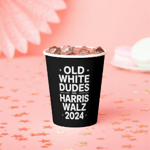 Harris Walz 民主党を支持する白人おじさんたち 紙コップ